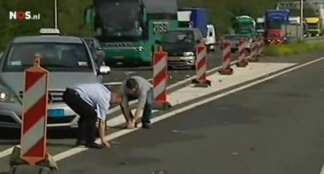 Des billets de banque tombent d'un camion néerlandais