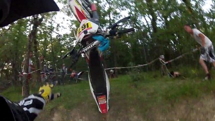 Enduro : Une chute spectaculaire lors d'une montée de côte en caméra embarquée