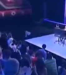 Une candidate chute sur scène au X Factor bulgare