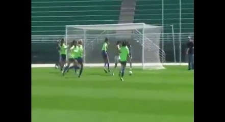 Quand les candidates à Miss Univers se mettent à jouer au foot