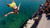 Des plongeons de folie depuis une falaise à Melilla