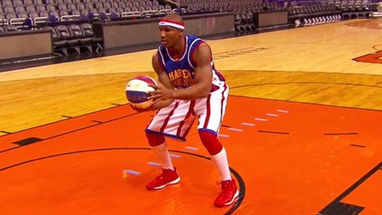 Un Harlem Globe Trotter bat le record du monde du plus long lancer dos au panier