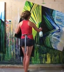 Une artiste peint sans pinceau