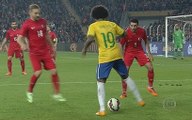Le dribble énorme de Willian avec le Brésil pour passer deux joueurs face à la Turquie