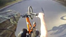 Ce rider descend une pente vertigineuse sur la roue arrière de son VTT !