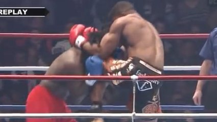 Alistair Overeem met ko son adversaire d'un enchaînement de coups de genou
