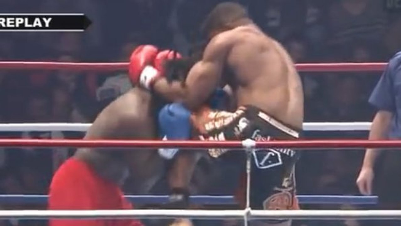 Alistair Overeem met ko son adversaire d'un enchaînement de coups de genou