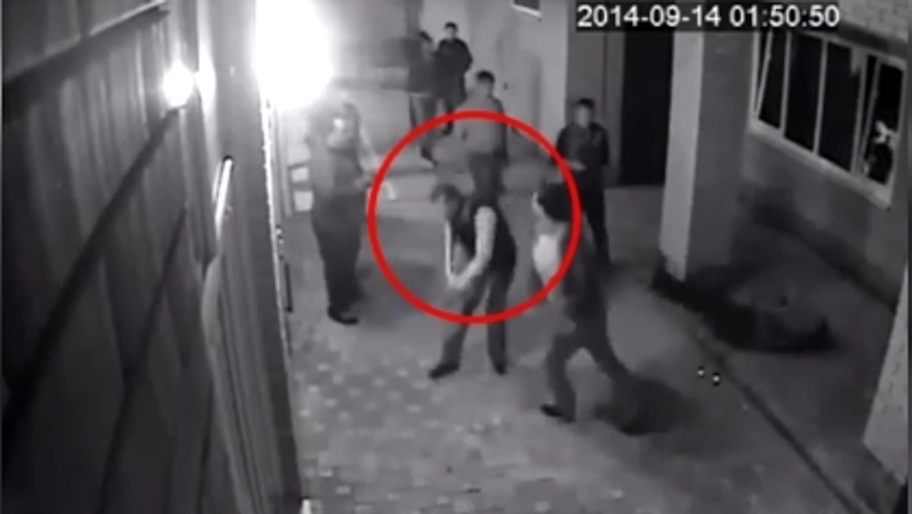 VIDÉO - Un ancien boxeur met KO en 2 secondes deux hommes qui draguaient sa femme