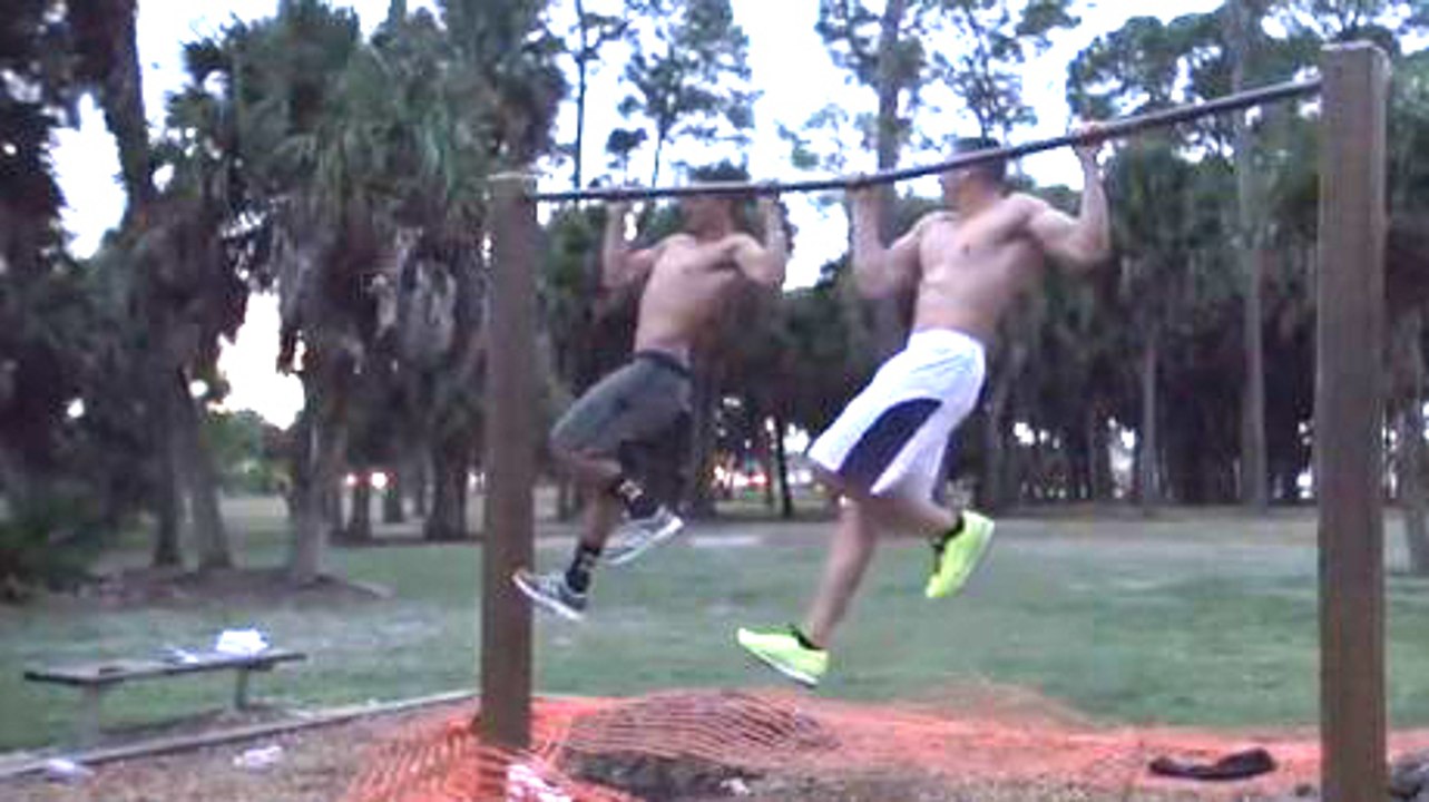 Des acrobaties impressionnantes sur une barre de traction