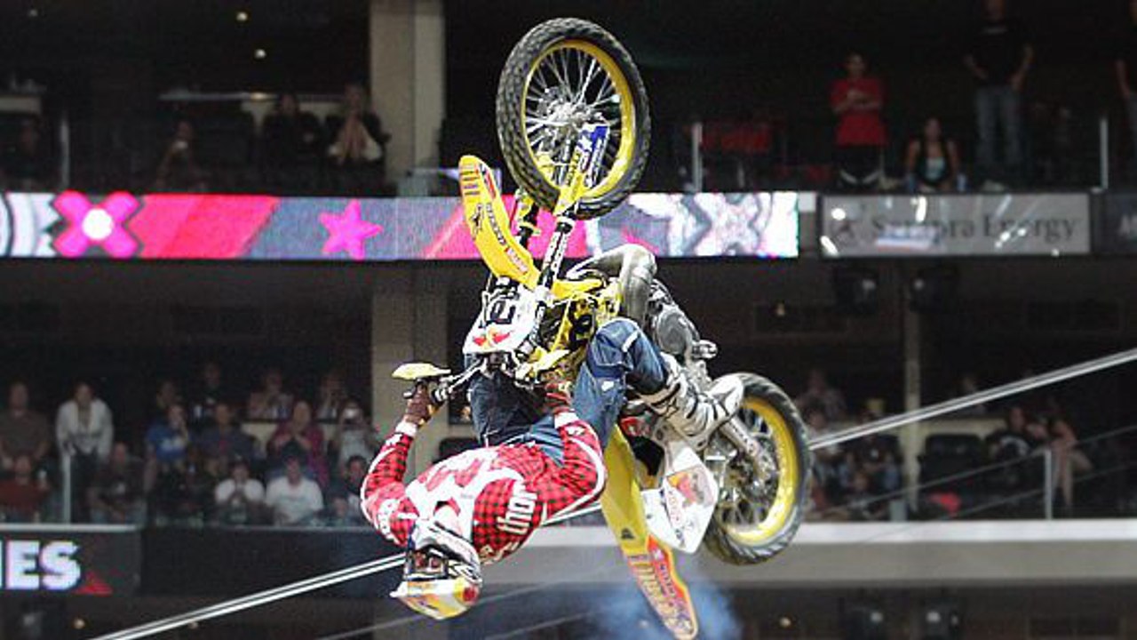 Le premier double backflip en moto de l'Histoire par Travis Pastrana
