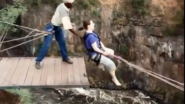 Le saut à l'élastique pendulaire le plus impressionnant du monde
