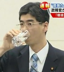 Un parlementaire japonais boit l’eau de Fukushima