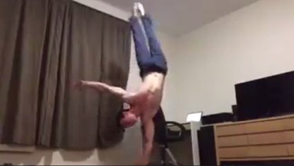 Un athlète d'exception vous montre sa technique pour faire des pompes