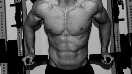 Un exercice pour muscler les triceps et le torse