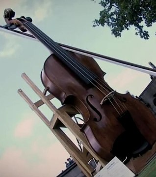 Venez découvrir le plus grand violon du monde !