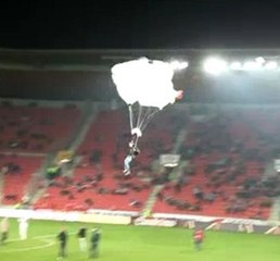Football : Un parachutiste atterrit sur le terrain à la mi-temps