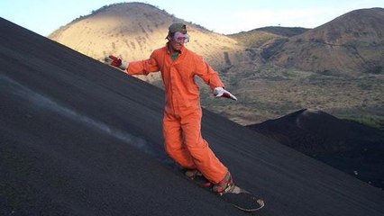 De la luge sur les cendres d'un volcan actif au Nicaragua