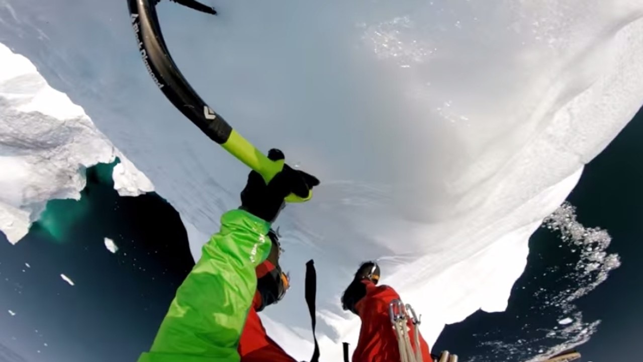 Cette escalade d'un iceberg au Groenland va vous donner des sueurs froides