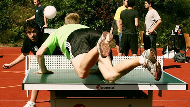 Découvrez le Headis, le nouveau sport à la mode qui allie ping-pong et football