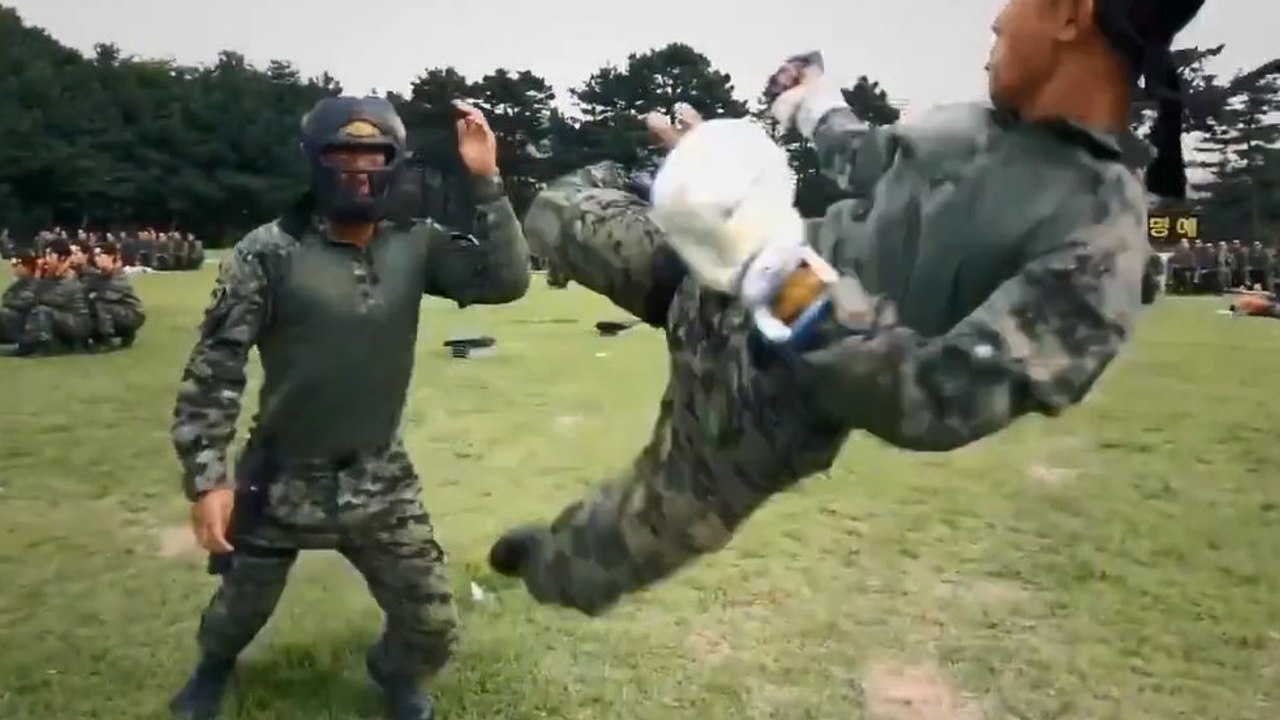 Des démonstrations de force et de combat de soldats asiatiques