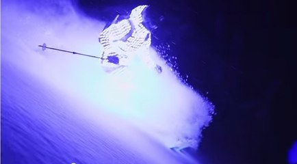 Ils dévalent les pistes de ski avec des LED magnifiques