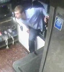 En pleine nuit, il entre dans un McDo et se fait à manger