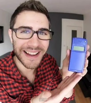 Cyprien raille les anciens téléphones portables