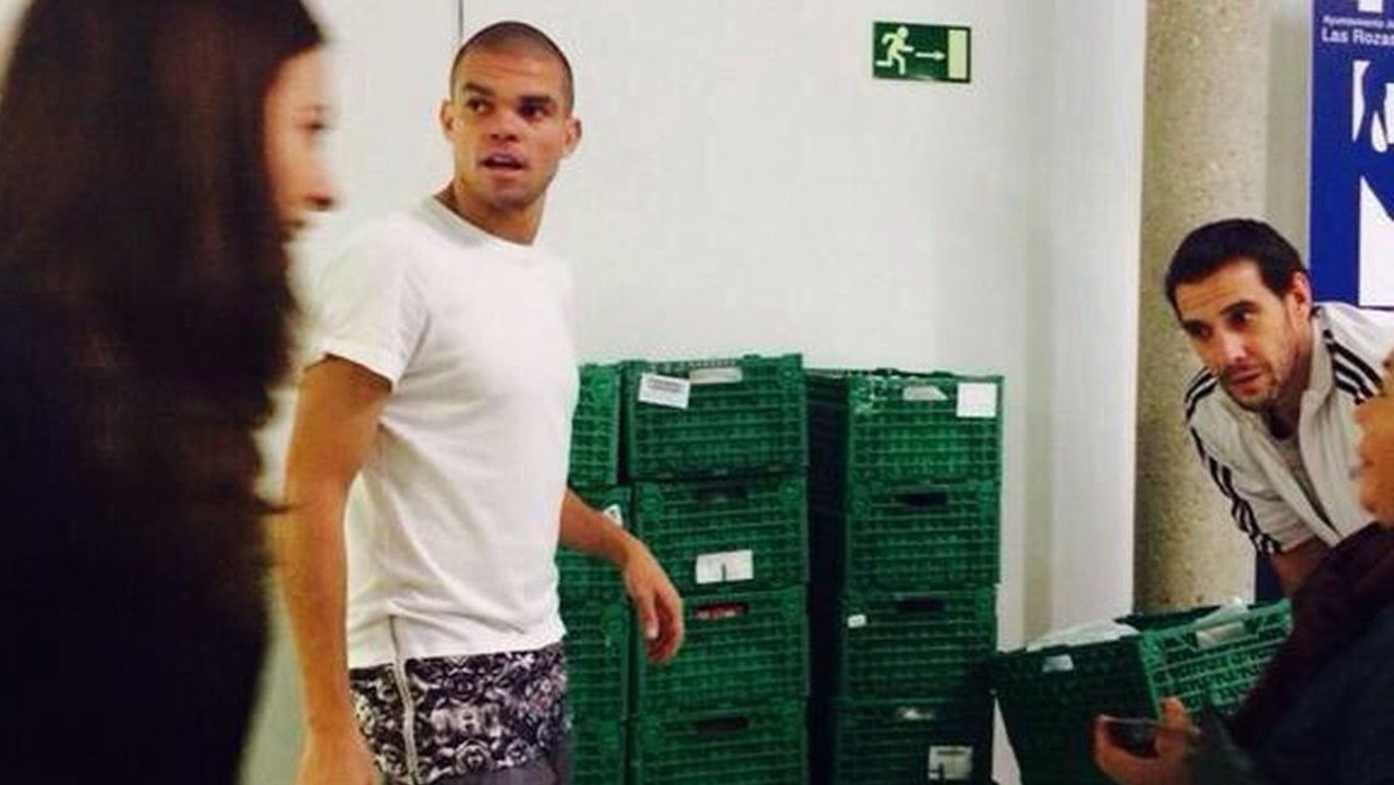 Real Madrid : Pepe achète 9 tonnes de nourriture pour des familles pauvres de Madrid pour Noël