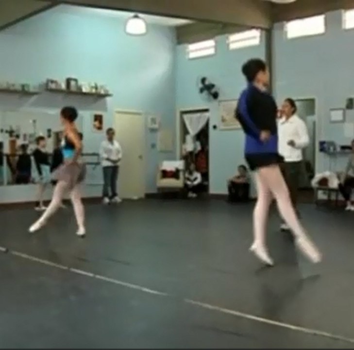 Elle apprend à des enfants aveugles à danser