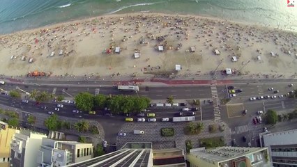 Base Jump : Il saute du haut d'un immeuble avant d'atterrir sur une plage bondée à Rio de Janeiro