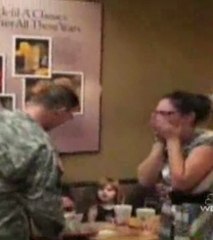 Des retrouvailles magnifiques entre un soldat et sa femme