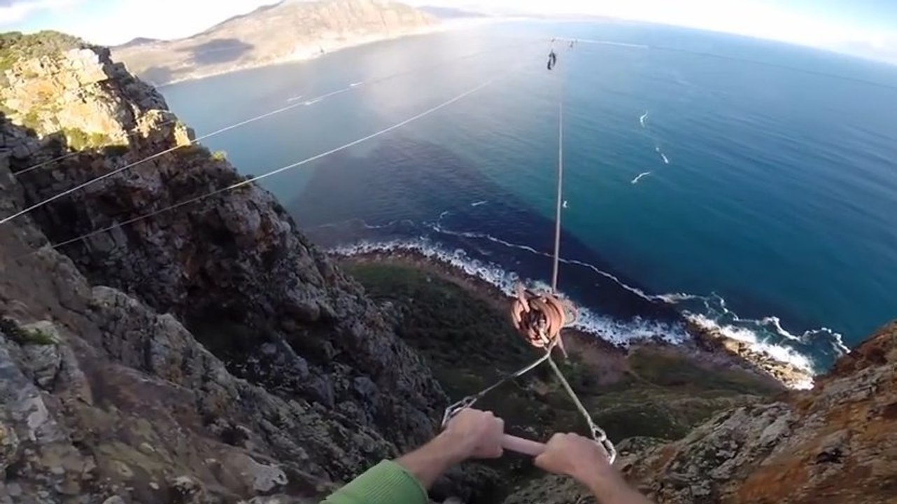 Il se balance en haut d'une falaise avec une corde et fait un saut de folie en base jump