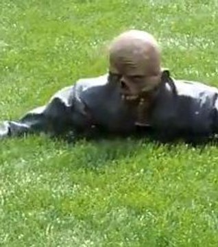 Un zombie rampant télécommandé