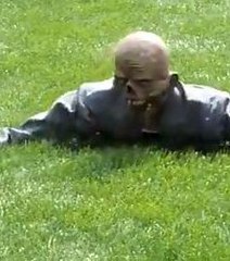 Un zombie rampant télécommandé