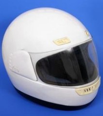 Un enfant roule avec un scooter sur sa chaise haute