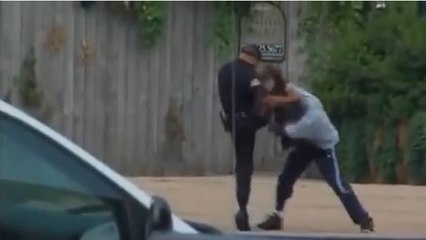 Aux Etats-Unis, un policier se bat avec un voyou en pleine rue !