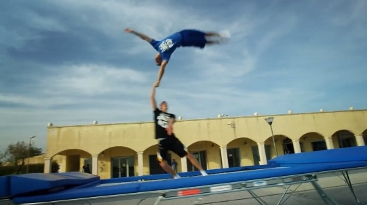 Les figures les plus impressionnantes du monde sur un trampoline