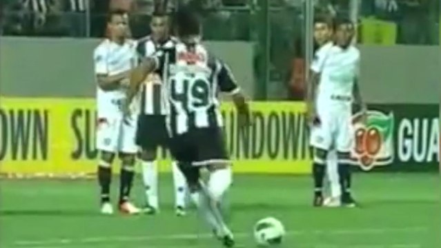 Le coup-franc de génie et très malin de Ronaldinho !