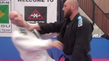 Un professeur de judo pète un plomb et se bat avec un élève
