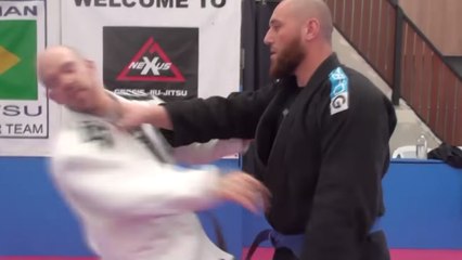 Un professeur de judo pète un plomb et se bat avec un élève