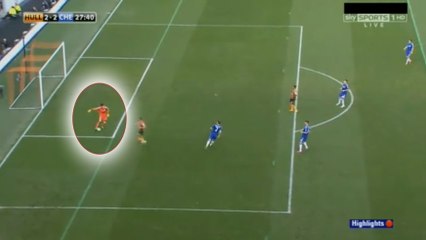 Thibaut Courtois tente un dribble mais se rate complètement