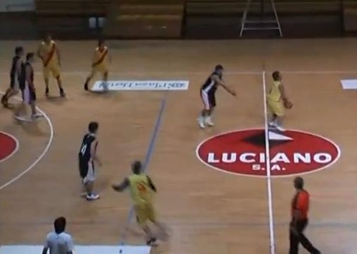 Placé en milieu de terrain, il marque un panier... de dos!