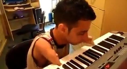 Sans doigts, il joue parfaitement du piano