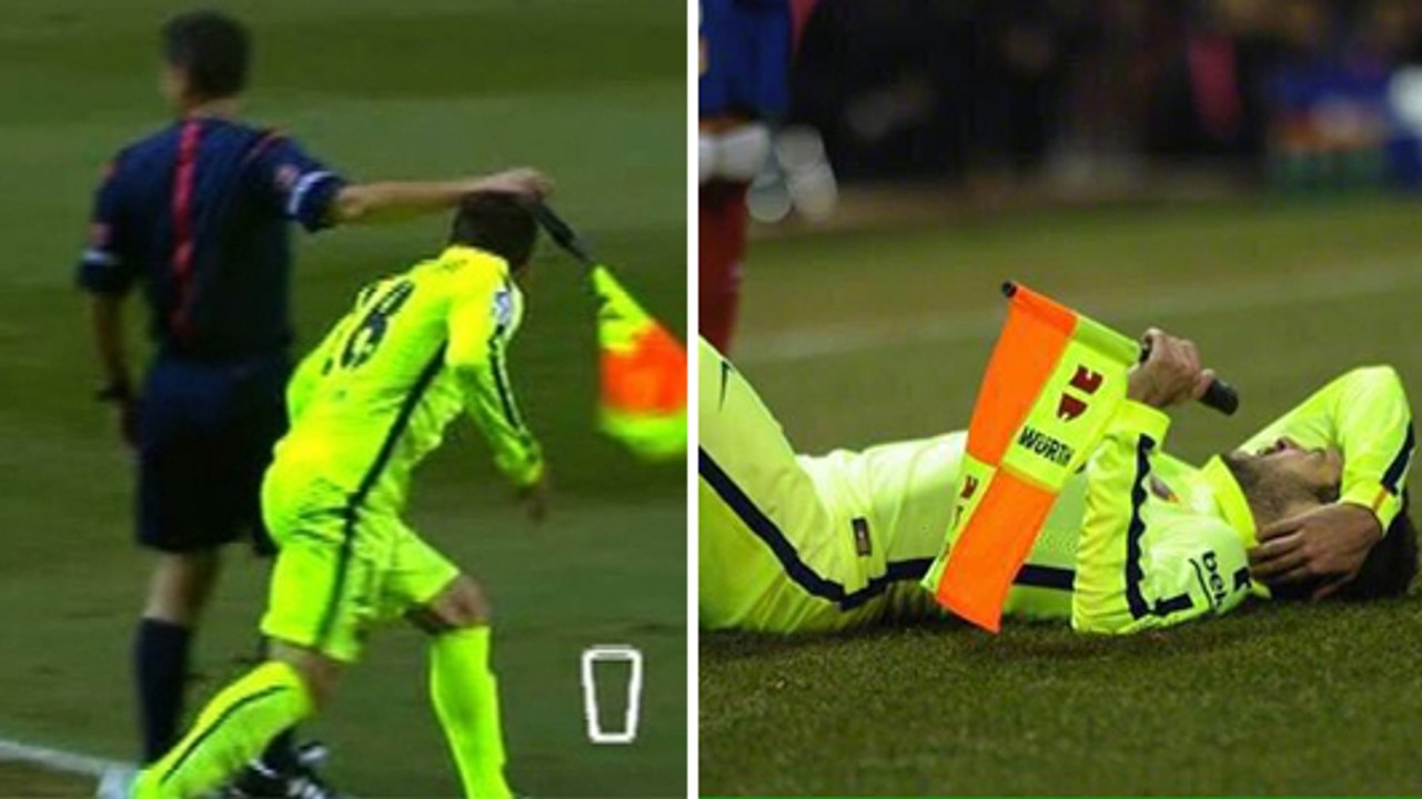 Jordi Alba se blesse en percutant l'arbitre de touche