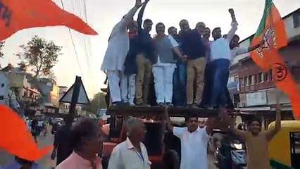 UP Election Result 2022 की खुशी में बुलडोजर पर चढ़ गए, देखें वीडियो