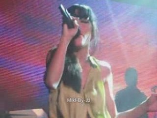 PORTRAIT D'UNE FEMME HEUREUSE