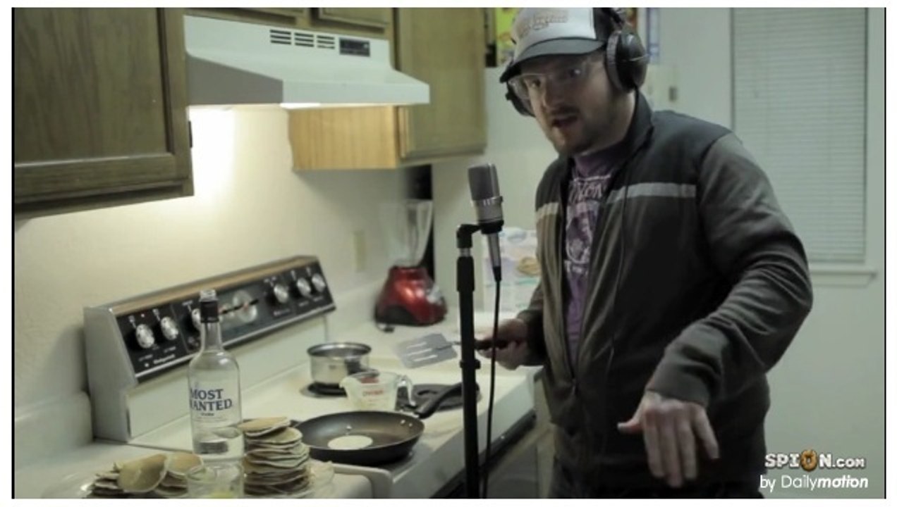 Mac Lethal rappe même en cuisinant