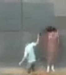 Des passants déshabillent un voleur !