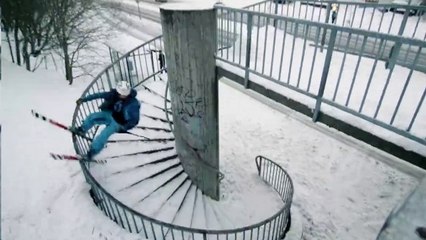 Deux riders réussissent à descendre un escalier... à ski !