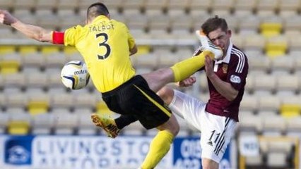 Il met un coup de pied dans la tête de son adversaire mais n'écope que d'un carton jaune